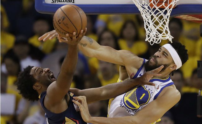 JaVale McGee de los Golden State Warriors (der.) es bloqueado por Solomon Hill de  New Orleans Pelicans Foto:AP