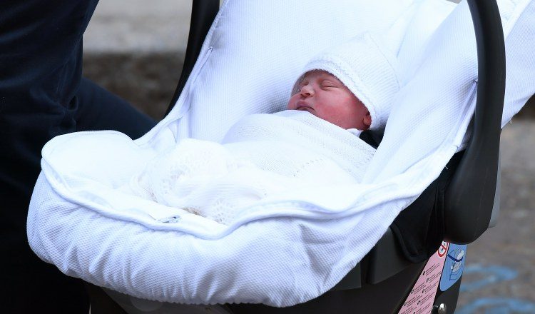 Poco después de su primera aparición, el pequeño fue llevado al Palacio de Kensington por sus padres. EFE