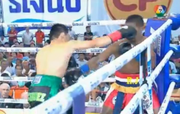 Estrada fue sometido tras los golpes del campeón tailandés.