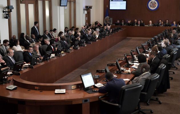 Los representantes permanentes ante la Organización de los Estados Americanos (OEA), hablan durante una sesión extraordinaria del Consejo Permanente. FOTO/EFE