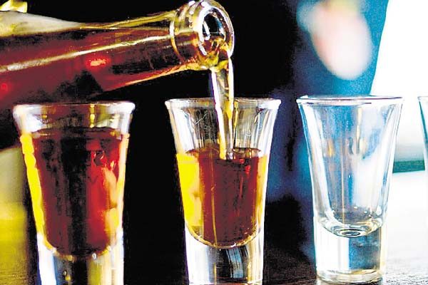 Las personas recurren al alcohol por crisis en sus vidas. /Foto Pixabay