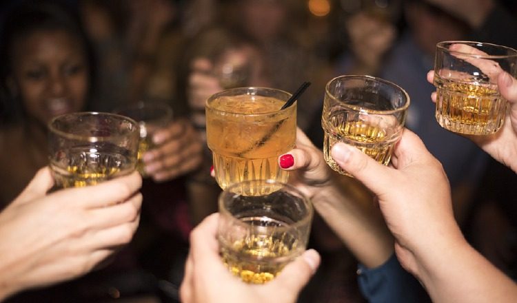 En las mujeres es de máximo 3 bebidas en un día.