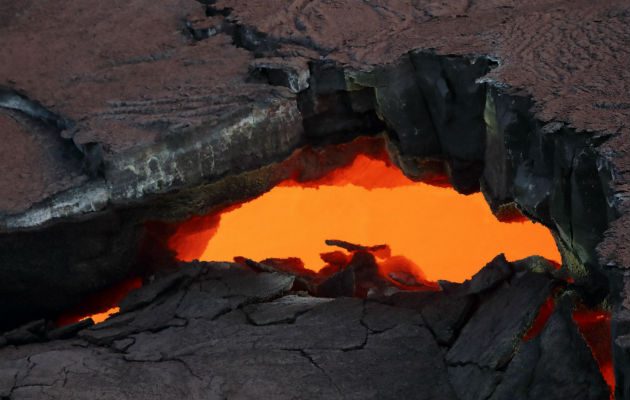  Vista aérea del llamado "Skylight", una grieta en la superficie de la lava solidificada que permite una visión del magma. FOTO/EFE