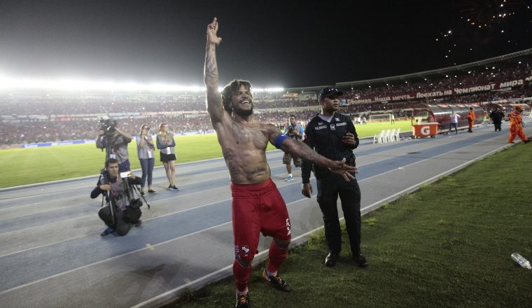 "Mazinger" celebra la clasificación de Panamá, para el Mundial Rusia 2018. /Foto Anayansi Gamez