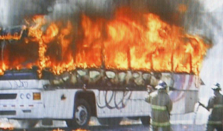 Incendio del bus 8B-06. /Foto Archivo