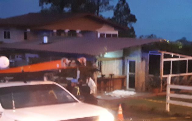 La extranjera, al tocar el auto se electrocuta. Foto: Mayra Madrid. 