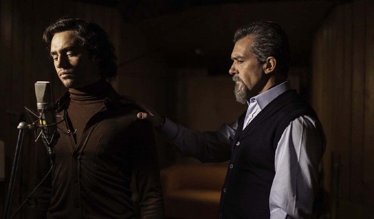 Historia del célebre cantante italiano narrada desde su infancia hasta que obtuvo el favor del público mundial.