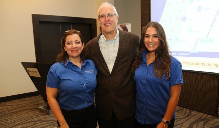 1.   Mónica Fábrega,  David Tipping y  Ana Gabriela Fábrega.