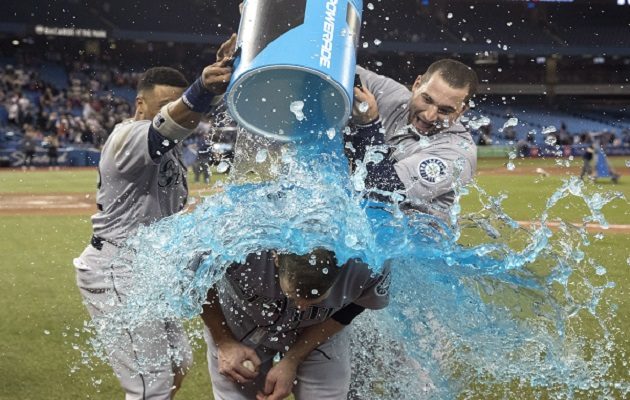 James Paxton se lució en su país.