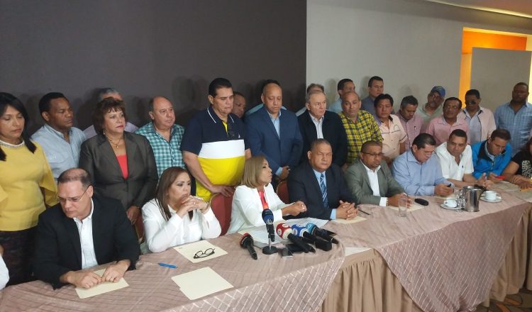 Miembros de las bancadas del PRD y del CD durante la reunión sostenida en el día de ayer. /Foto Luis Avila