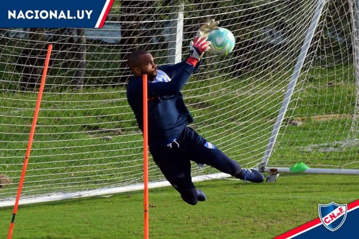 Luis "Manotas" Mejía durante un entrenamiento con el Nacional de  Uruguay. Foto Facebook Nacional