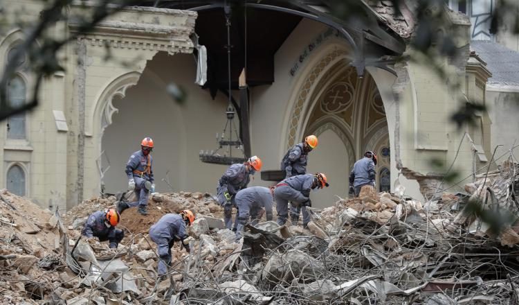 Buscan entre los escombros. EFE