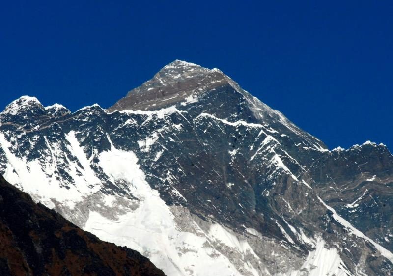 Vista del Everest, de 8.848 metros, desde Syangboche (Nepal), a 3.800 metros de altitud. Foto EFE