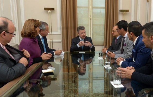 Juan Manuel Santos, junto al embajador de Ecuador, Rafael Paredes; Raúl Alfonso Borja, Ricardo Rivas y Christian Segarra, familiares de los periodistas ecuatorianos. FOTO/EFE