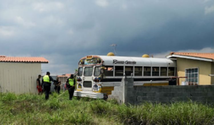 El vehículo chocó la parte trasera de la casa. /Foto EFE