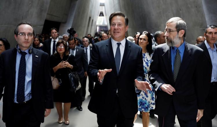 El presidente Juan Carlos Varela (c) en museo en Jerusalén. EFE