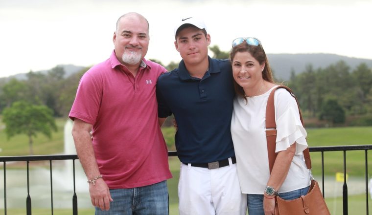 Lucca, junto a sus padres, René y Maruska, durante la final del Isthmian.