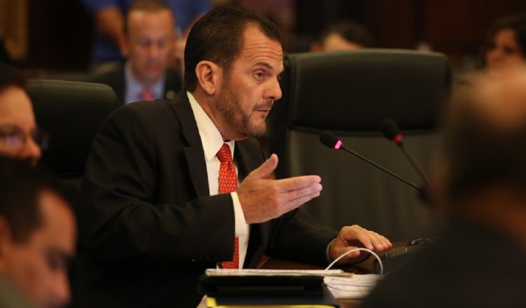 Acusan al contralor Federico Humbert de prestarse para ser el "brazo ejecutor" del Ejecutivo. /Foto Archivo