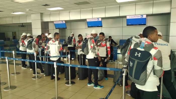 Selección panameña de futsal en el aeropuerto con dirección a Cochabamba.