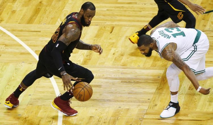 LeBron James ante el alero Marcus Morris, de los Celtics. /Foto EFE