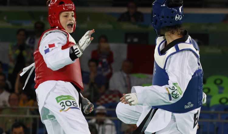 Carolena Carstens (rojo) y Raheleh Asemani (azul) durante el combate en la categoría menos de 57 kg en las Olimpiadas de Río 2016. Archivo