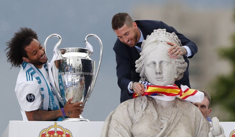 Miles de aficionados abarrotaron las calles de Madrid para celebrar con el equipo blanco la "Orejona" número 13. /Foto EFE