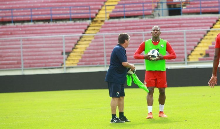 Harold Cummings conversa con el técnico "El Bolillo" Gómez. /Foto Anayansi Gamez