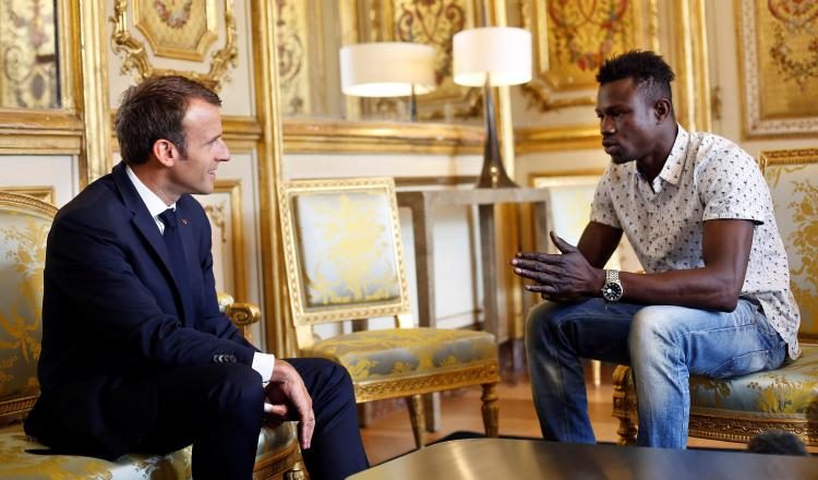 El presidente galo, Emmanuel Macron (izq), recibe al maliense Mamoudou Gassama en el Palacio del Elíseo. EFE 