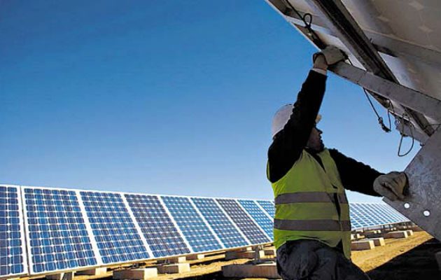 ASEP defiende la propuesta de cobrar extra a quienes usen energía solar y a la misma vez se conecten a la red