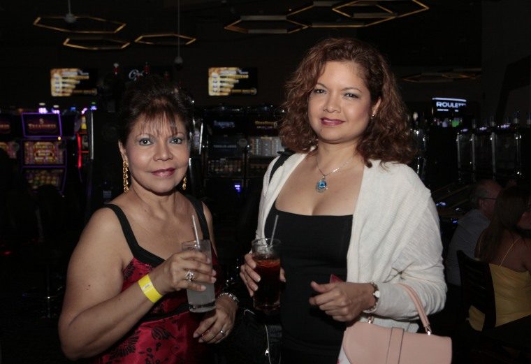 5. Marianela de Quirós y Yazmín Quirós.