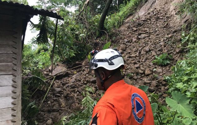 Un miembro del Sinaproc examina los daños. Fotos: Mayra Madrid. 