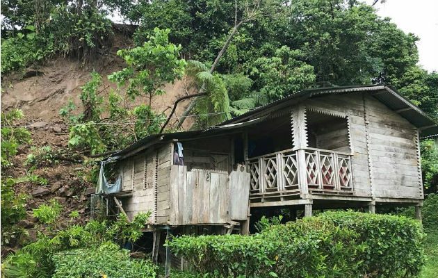 El deslizamiento ocurrió en la parte de atrás de las casas. 