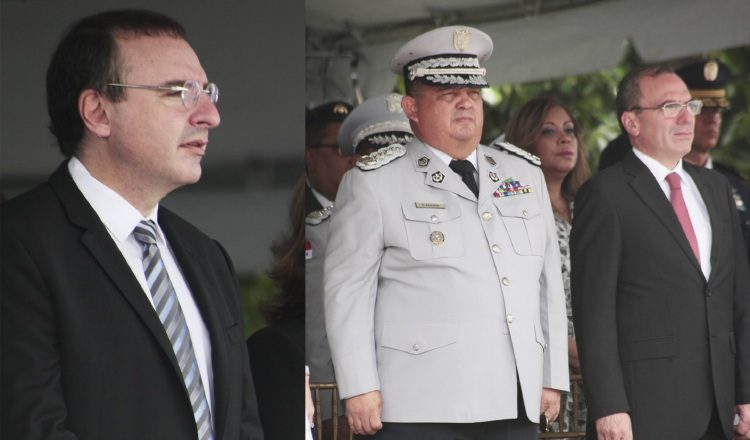 Pinzón (centro) fue un protegido del ministro consejero Taher Yaffar (izq.), lo que le permitió no recibir órdenes de "Picuiro" López (dcha.). Víctor Arosemena