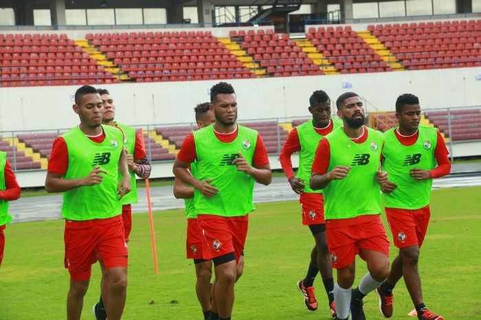 "El Toro" Blackburn  (c) durante un entrenamiento de la selección de Panamá. Foto Anayansi Gamez