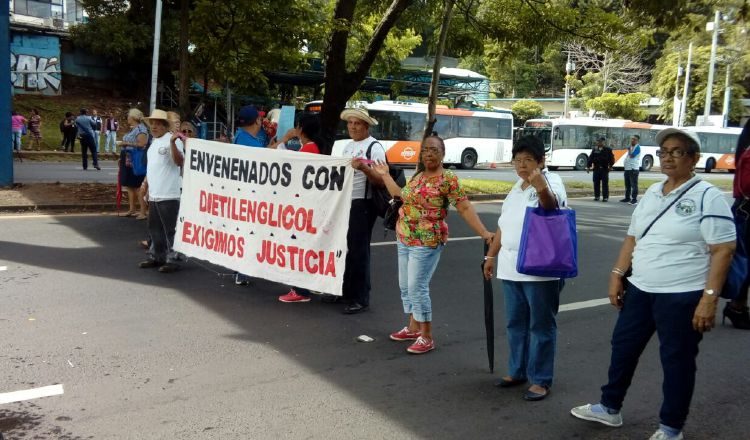 Familiares de pacientes del dietilenglicol piden aumento de la pensión de $600 a 1,500 dólares.