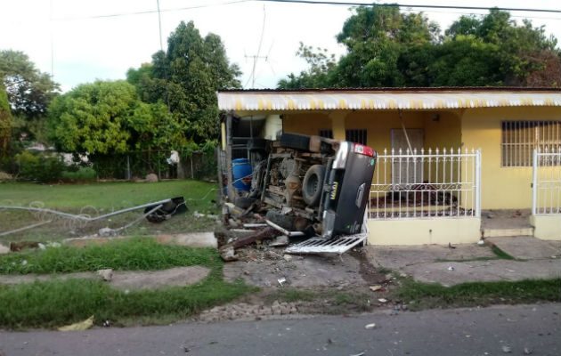 El auto pick-up se estrelló frente a una residencia. Foto/Thays Domínguez