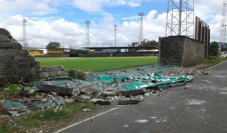La caída de parte del muro del estadio propició su cierre. /Foto Archivo