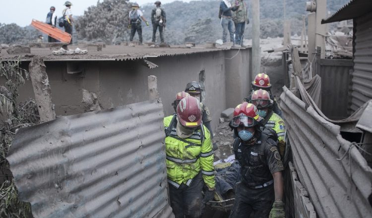 Grupos de rescatistas sacan varios cuerpos del área afectada por la erupción del volcán de Fuego. AP