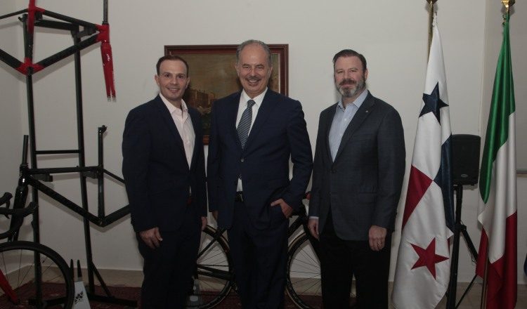 1. Gaetano Goldoni; Marcello Apicella, embajador de Italia en Panamá, y Juan Carlos Canavaggio.