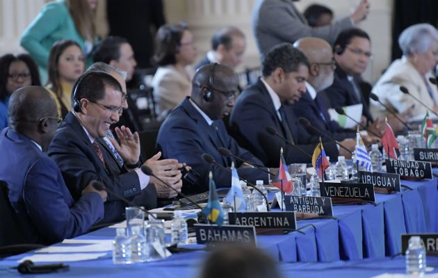 El canciller venezolano Jorge Arreaza (2i), sonríe y aplaude durante las sesiones de la 70ª Asamblea General. FOTO/EFE
