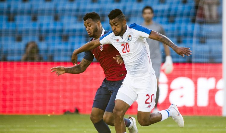Aníbal Godoy (20), de Panamá, disputa el balón con Joshua King. /Foto EFE