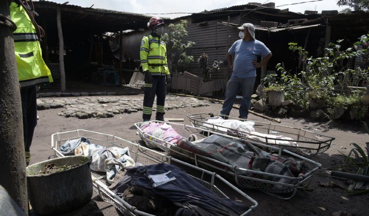 Sacan varios cuerpos del área de la catástrofe, causada por el volcán de Fuego. EFE