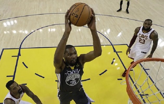 Warriors tienen ventaja 2-0 sobre Cavaliers. EFE
