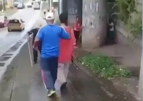 Los transeúntes le reclamaron al comerciante por sacar su arma delante de niños. / Foto: Redes sociales.