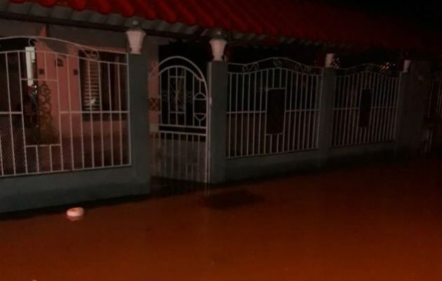 El nivel del agua impedía poder entrar y salir de las casas. 