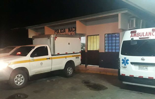 El carro fúnebre afuera del hospital. Foto: Raimundo Rivera. 