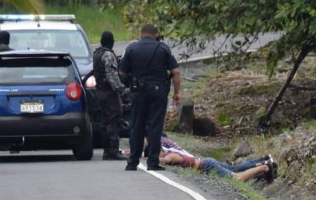 Los sujetos detenidos por unidades de la Policía Nacional.  