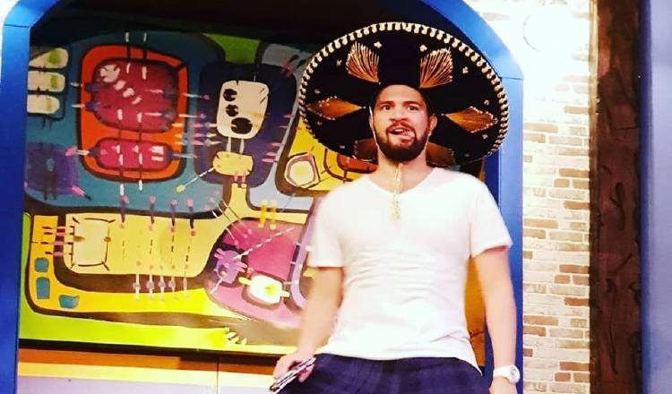 Cuando interpreta a "Chicharito",  Mike Pilisi, además de actuar,  tiene que cantar y bailar bastante. Es una obra muy divertida. /Foto Cortesía.