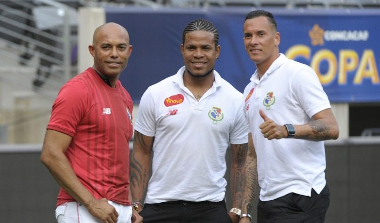 Mariano Rivera, junto a Blas Pérez y Román Torres, en la pasada edición de la Copa Oro 2015. /Foto AP
