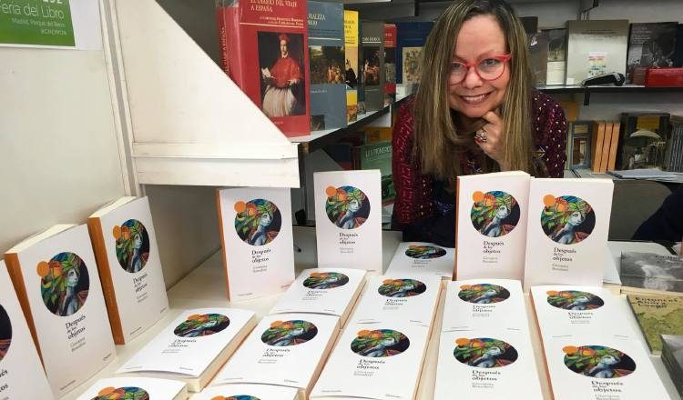 Giovanna Benedetti con su libro  "Después de los objetos". Además de esta,  otras obras suyas son de Ediciones Doce Calles. /Foto Cortesía.